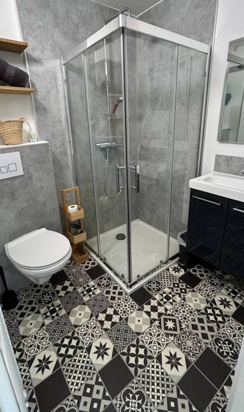 salle de bain petite maison française de 56m2 Boximby en bois salle de bain petite maison française de 56m2 Boximby en bois