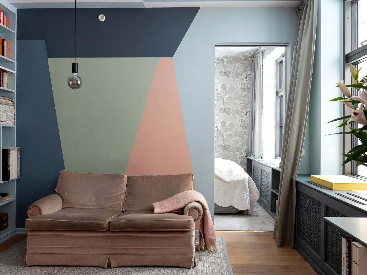 salon vintage plafond rayé bleu et blanc décoration colorée style color-blocking salon vintage plafond rayé bleu et blanc décoration colorée style color-blocking