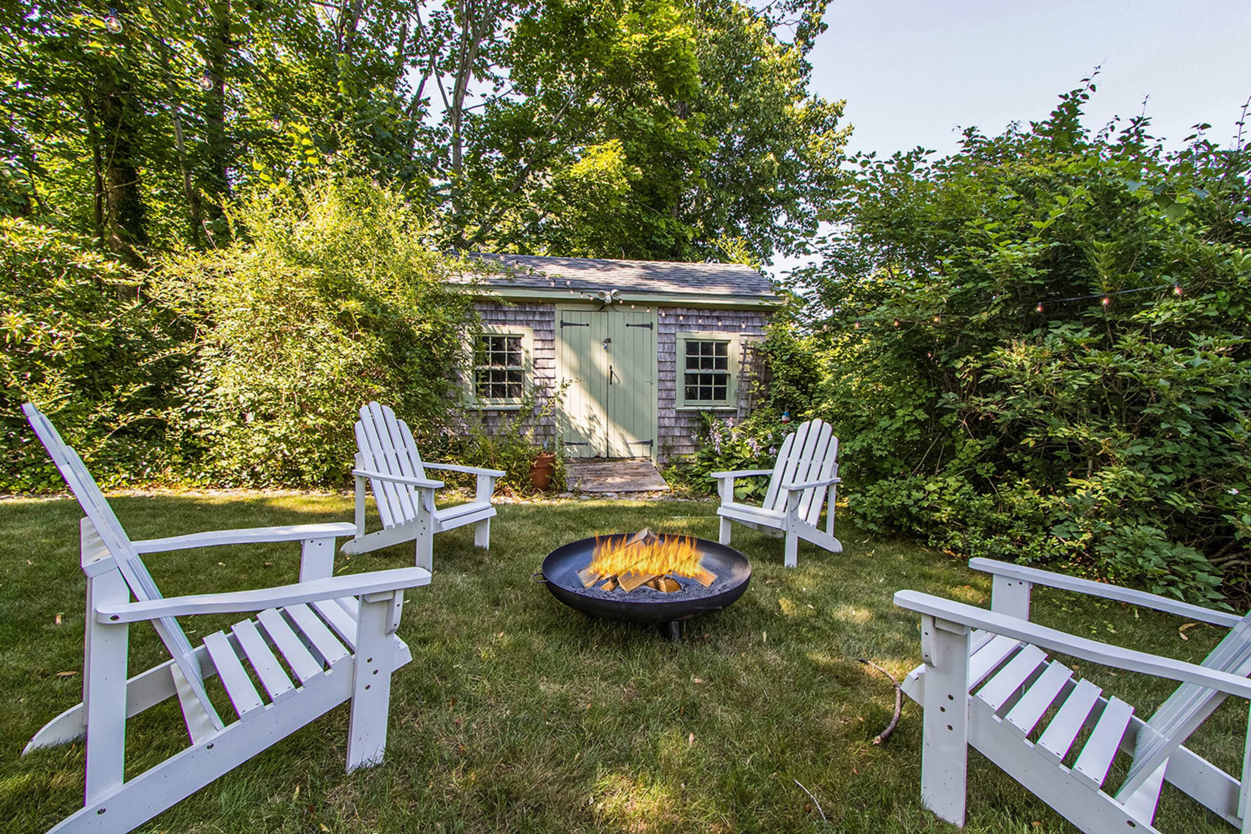 jardin avec fauteuils adirondack maison à Cape Cod jardin avec fauteuils adirondack maison à Cape Cod
