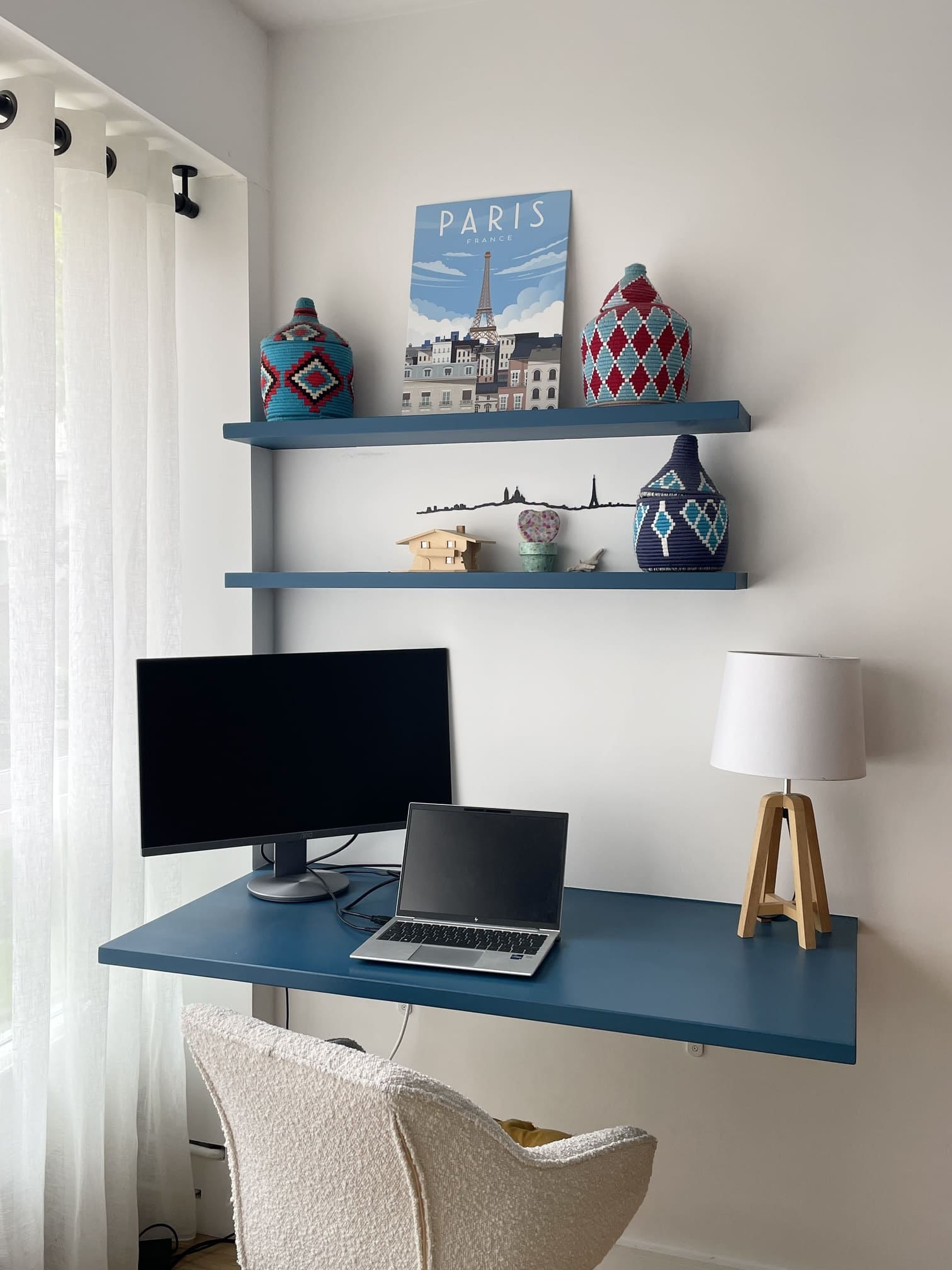espace bureau bleu décoration contemporaine appartement 110m2 Paris Photo : © Charlotte Gille espace bureau bleu décoration contemporaine appartement 110m2 Paris Photo : © Charlotte Gille