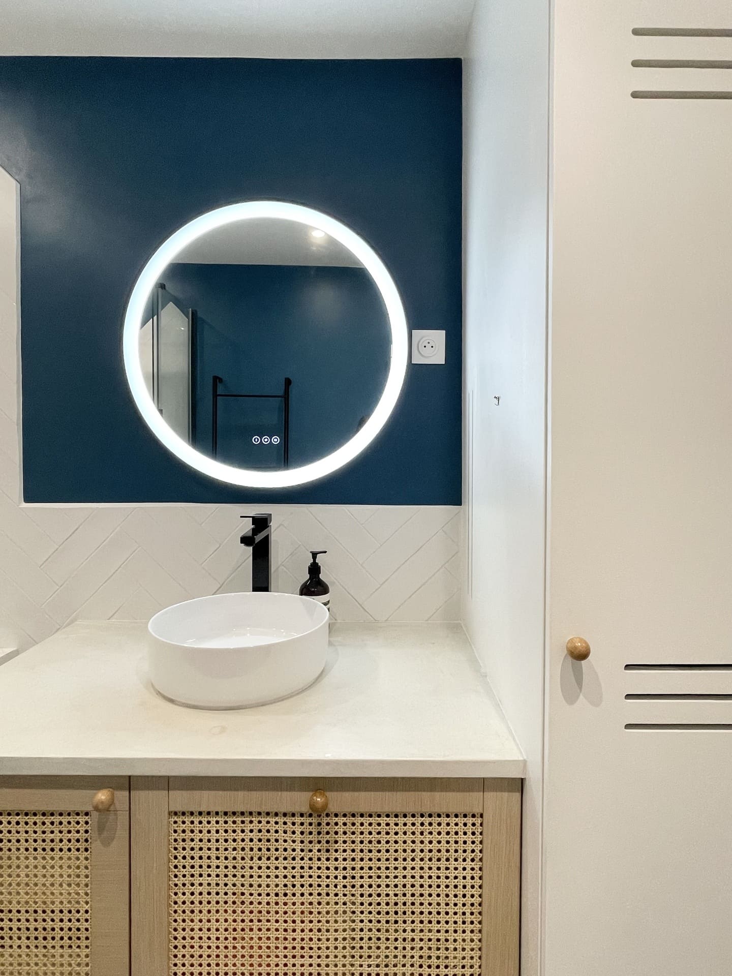 salle de bain bleue décoration contemporaine appartement 110m2 Paris Photo : © Charlotte Gille salle de bain bleue décoration contemporaine appartement 110m2 Paris Photo : © Charlotte Gille