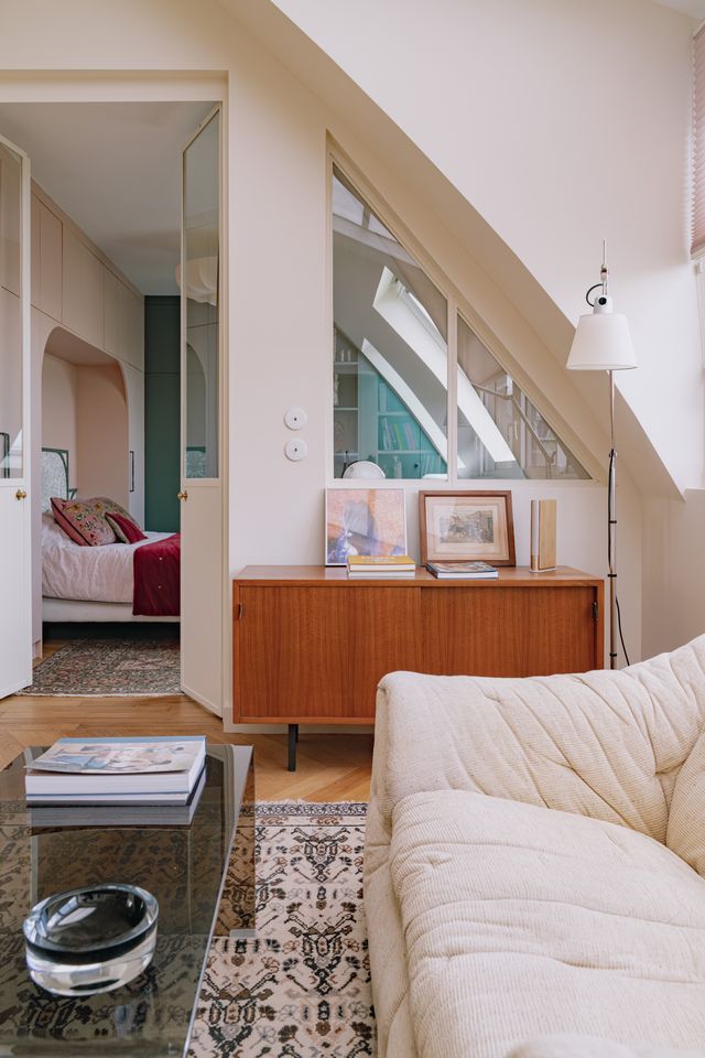 living room and bedroom 46sqm Paris apartement in the attic contemporary decor Photo: ©Jeanne Perrotte living room and bedroom 46sqm Paris apartement in the attic contemporary decor Photo: ©Jeanne Perrotte