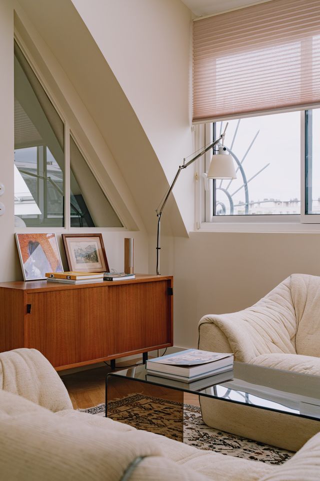 living room 46sqm Paris apartement in the attic contemporary decor Photo: ©Jeanne Perrotte living room 46sqm Paris apartement in the attic contemporary decor Photo: ©Jeanne Perrotte