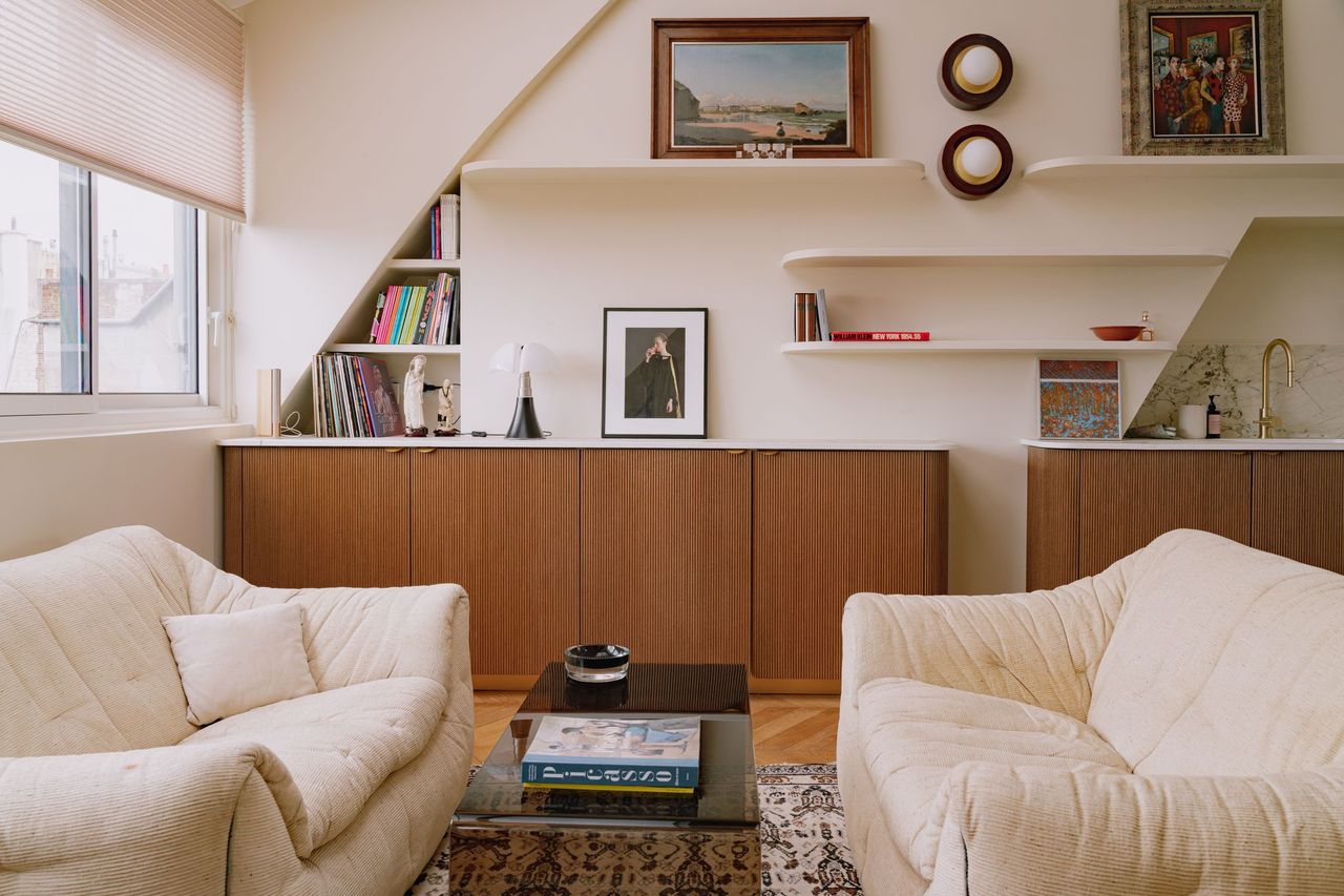 living room 46sqm Paris apartement in the attic contemporary decor Photo: ©Jeanne Perrotte living room 46sqm Paris apartement in the attic contemporary decor Photo: ©Jeanne Perrotte