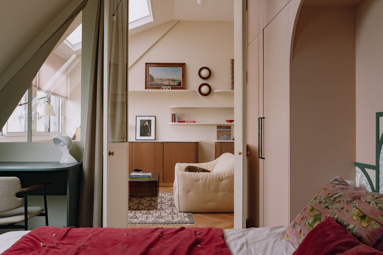 bedroom and living room 46sqm Paris apartement in the attic contemporary decor Photo: ©Jeanne Perrotte bedroom and living room 46sqm Paris apartement in the attic contemporary decor Photo: ©Jeanne Perrotte