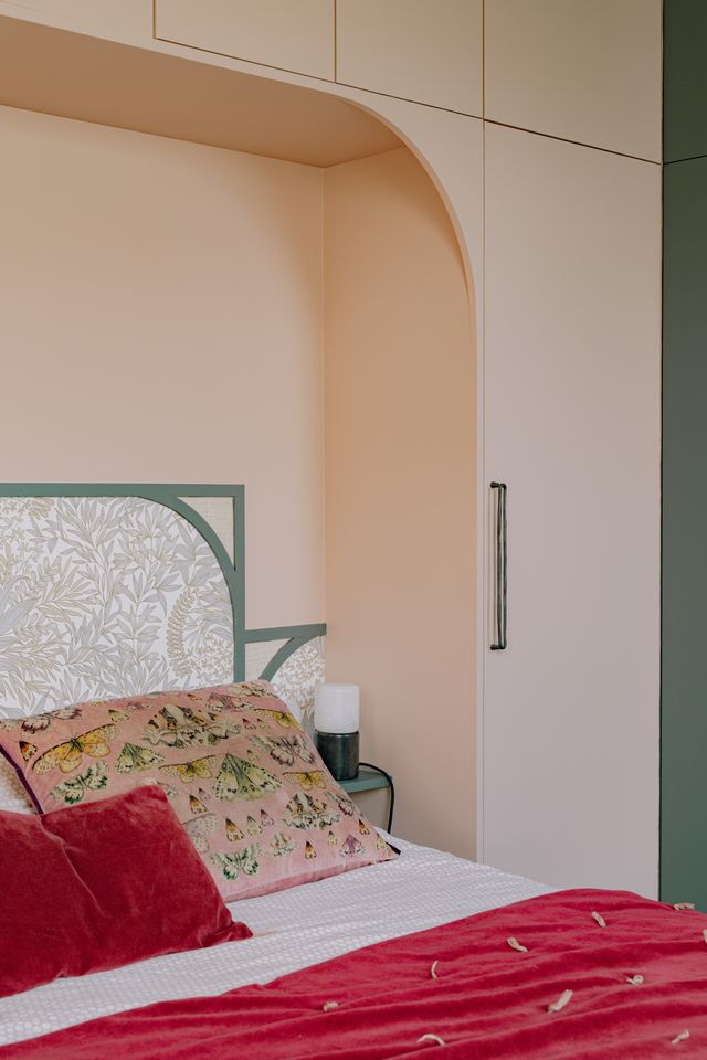 bedroom with bridged bed Photo: ©Jeanne Perrotte bedroom with bridged bed Photo: ©Jeanne Perrotte