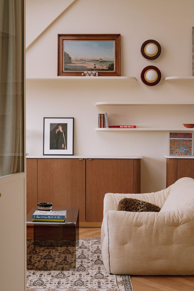 living room 46sqm Paris apartement in the attic contemporary decor Photo: ©Jeanne Perrotte living room 46sqm Paris apartement in the attic contemporary decor Photo: ©Jeanne Perrotte