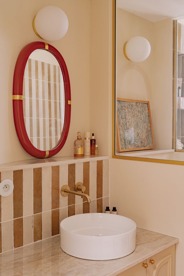 bathroom 46sqm Paris apartement in the attic contemporary decor Photo: ©Jeanne Perrotte bathroom 46sqm Paris apartement in the attic contemporary decor Photo: ©Jeanne Perrotte