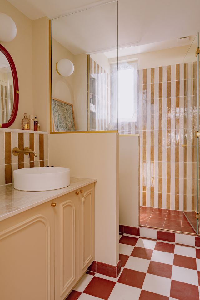 bathroom 46sqm Paris apartement in the attic contemporary decor Photo: ©Jeanne Perrotte bathroom 46sqm Paris apartement in the attic contemporary decor Photo: ©Jeanne Perrotte