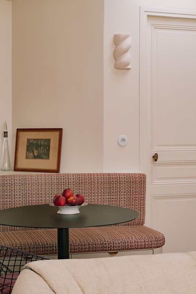 small modern dining room Photo: ©Jeanne Perrotte small modern dining room Photo: ©Jeanne Perrotte