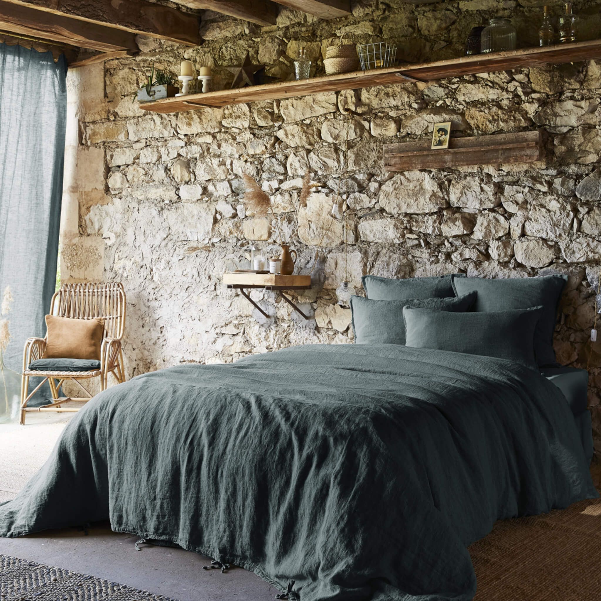 chambre contemporaine mur en pierres