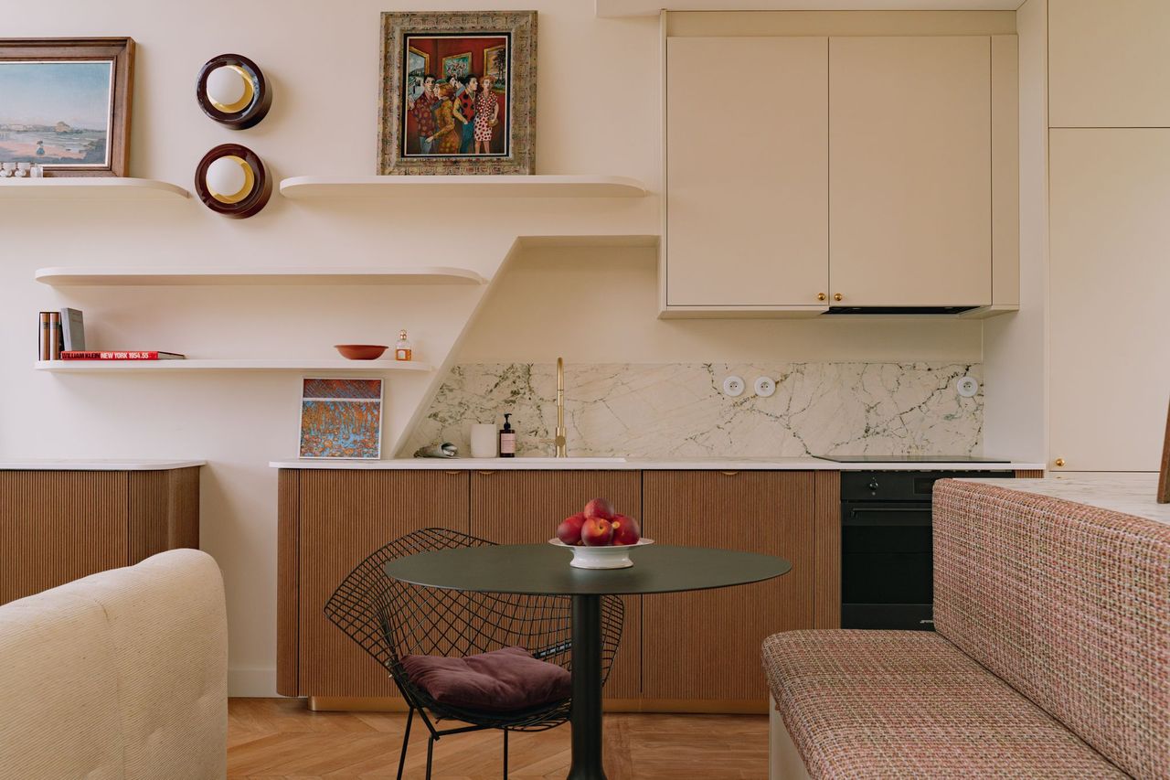 small open kitchen in living room 46sqm Paris apartement in the attic contemporary decor Photo: ©Jeanne Perrotte small open kitchen in living room 46sqm Paris apartement in the attic contemporary decor Photo: ©Jeanne Perrotte