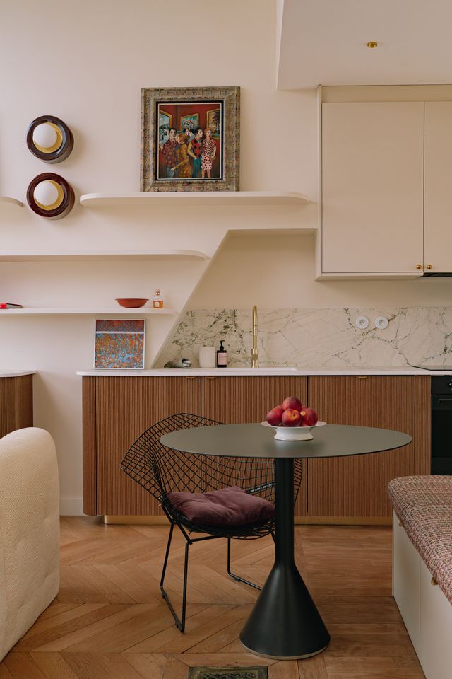 dining room and small open kitchen in living room 46sqm Paris apartement in the attic contemporary decor Photo: ©Jeanne Perrotte dining room and small open kitchen in living room 46sqm Paris apartement in the attic contemporary decor Photo: ©Jeanne Perrotte