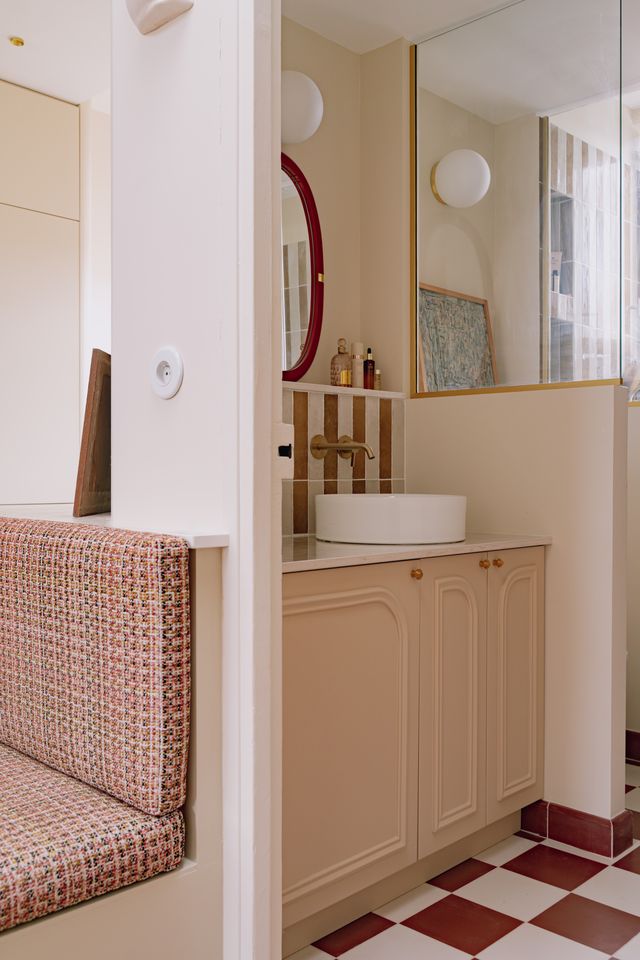bathroom with checkered floor 46sqm Paris apartement in the attic contemporary decor Photo: ©Jeanne Perrotte bathroom with checkered floor 46sqm Paris apartement in the attic contemporary decor Photo: ©Jeanne Perrotte
