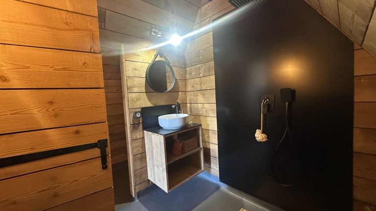 salle de bain chalet A-Frame France mini maison 28m2 Cistébois