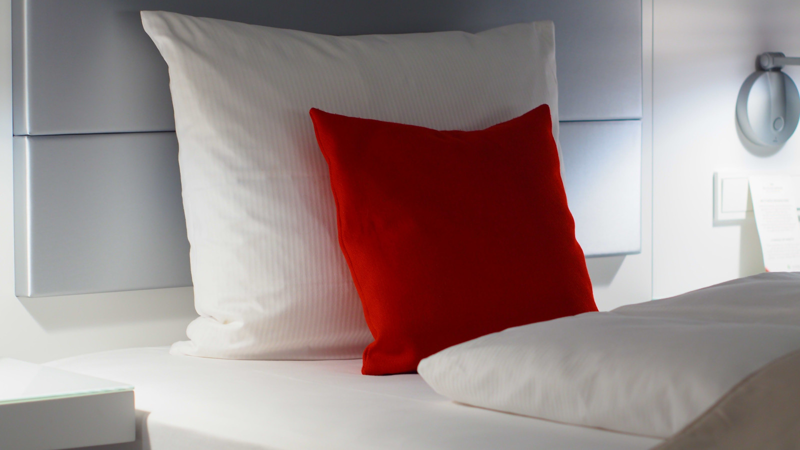 coussin rouge sur lit blanc coussin rouge sur lit blanc