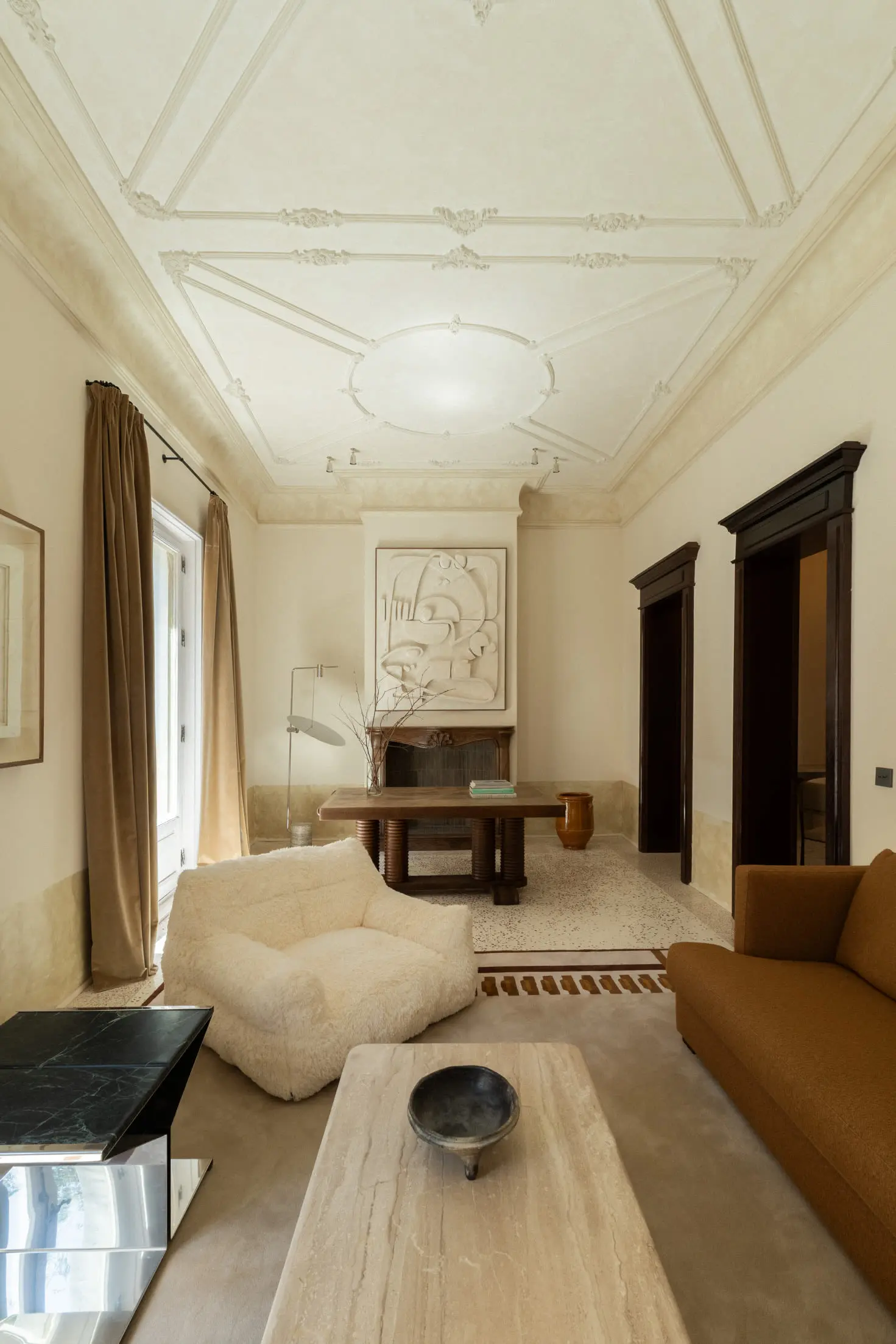 salon avec cheminée appartement ancien rénové plafond avec moulures décoration contemporaine salon avec cheminée appartement ancien rénové plafond avec moulures décoration contemporaine
