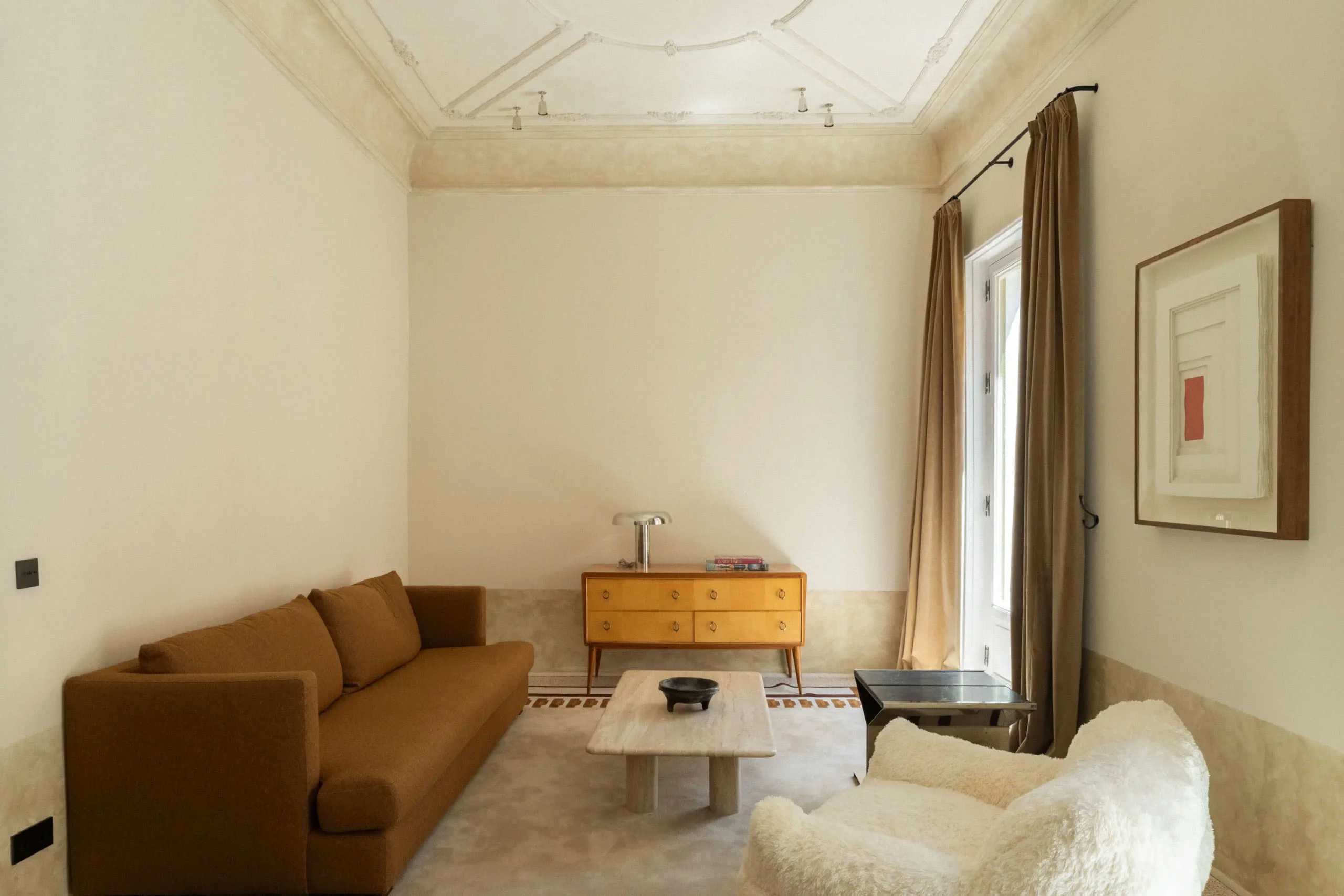 salon appartement ancien rénové plafond avec moulures décoration contemporaine salon appartement ancien rénové plafond avec moulures décoration contemporaine