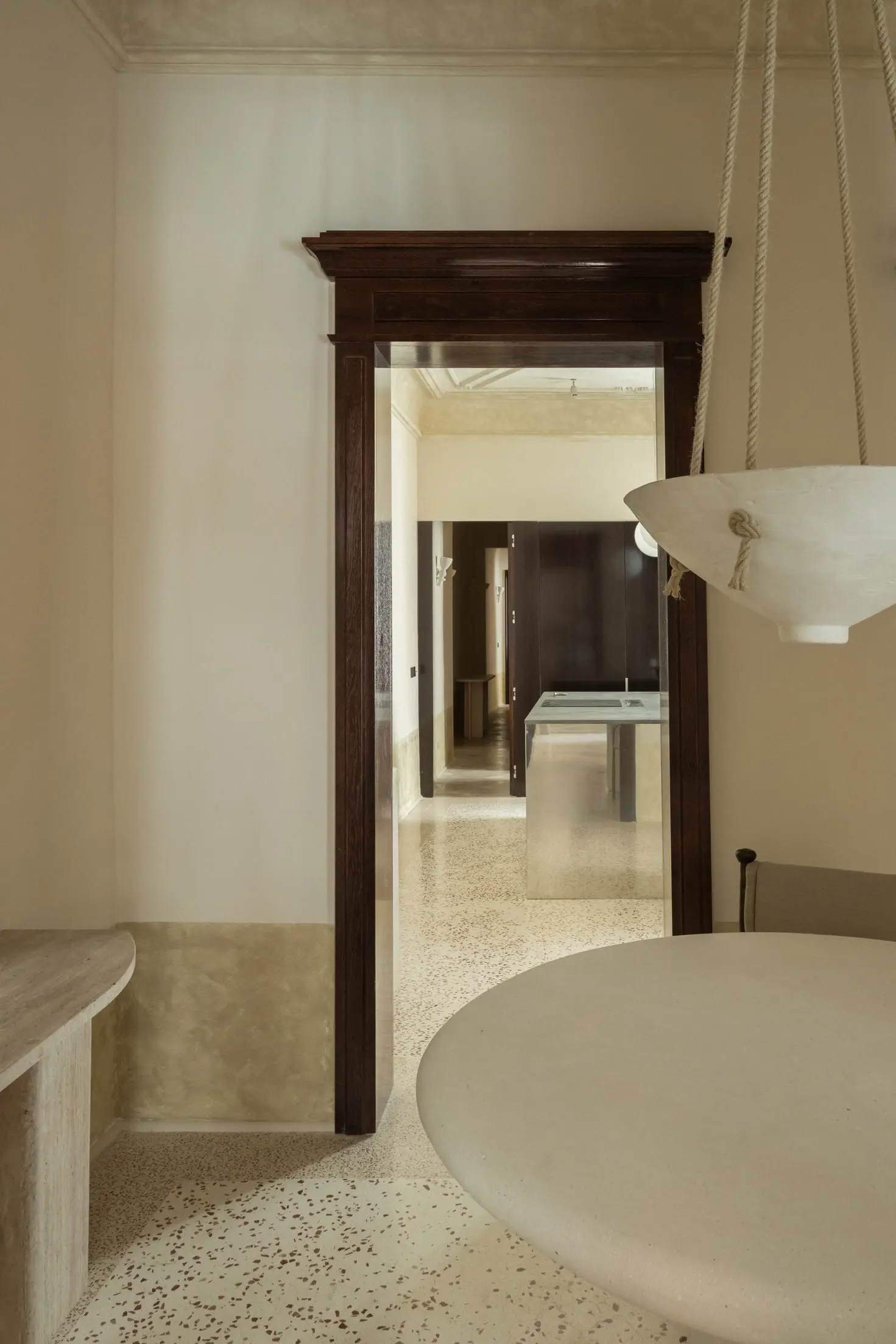 salon appartement ancien rénové plafond avec moulures décoration contemporaine sol terrazzo salon appartement ancien rénové plafond avec moulures décoration contemporaine sol terrazzo