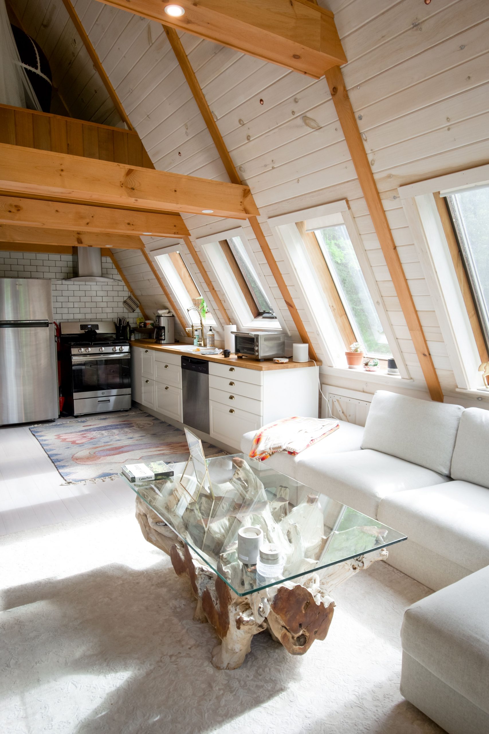appartement sous combles avec fenêtre de toit