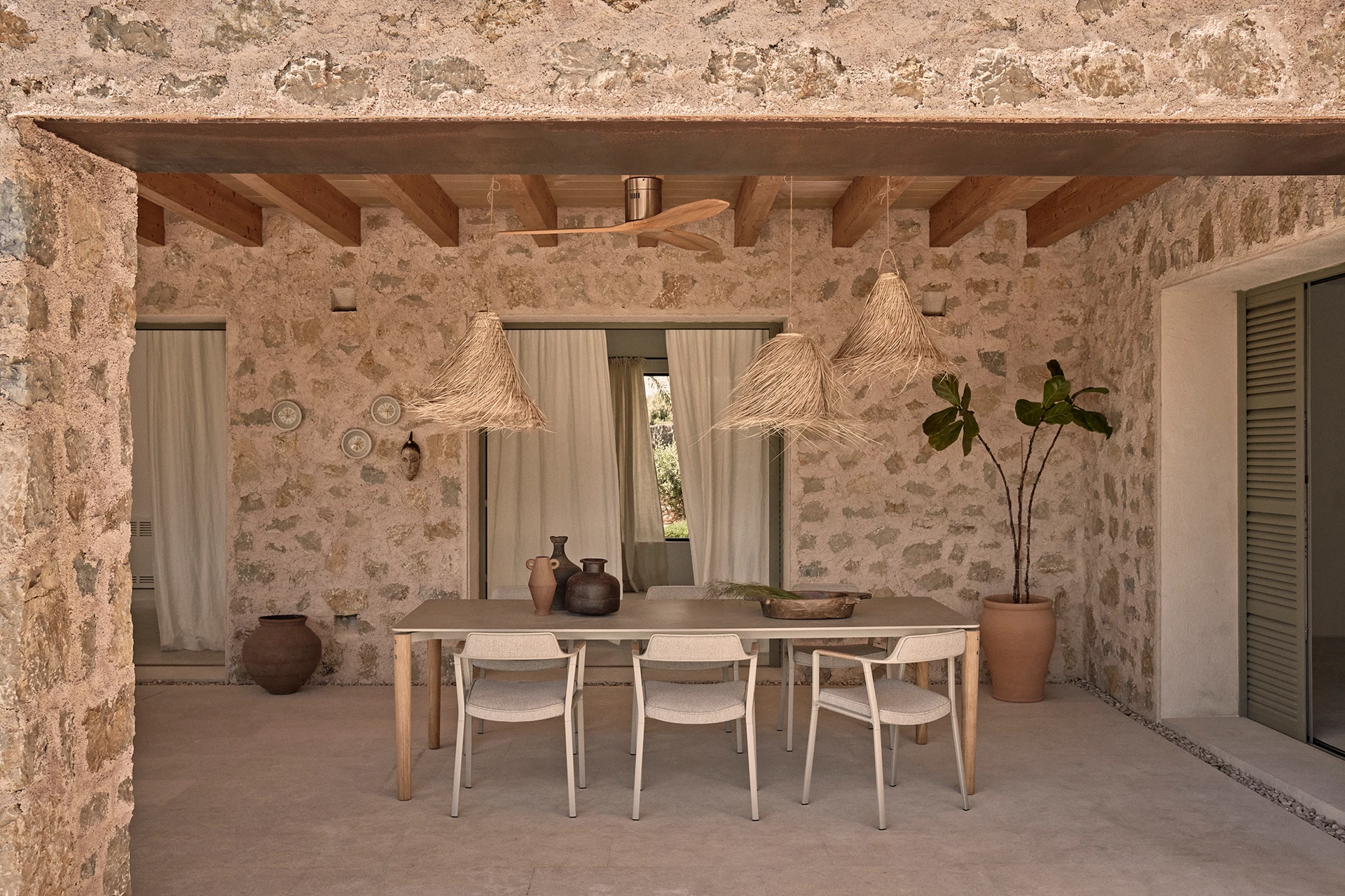 salle à manger extérieure maison en pierre Finca Selva Majorque salle à manger extérieure maison en pierre Finca Selva Majorque