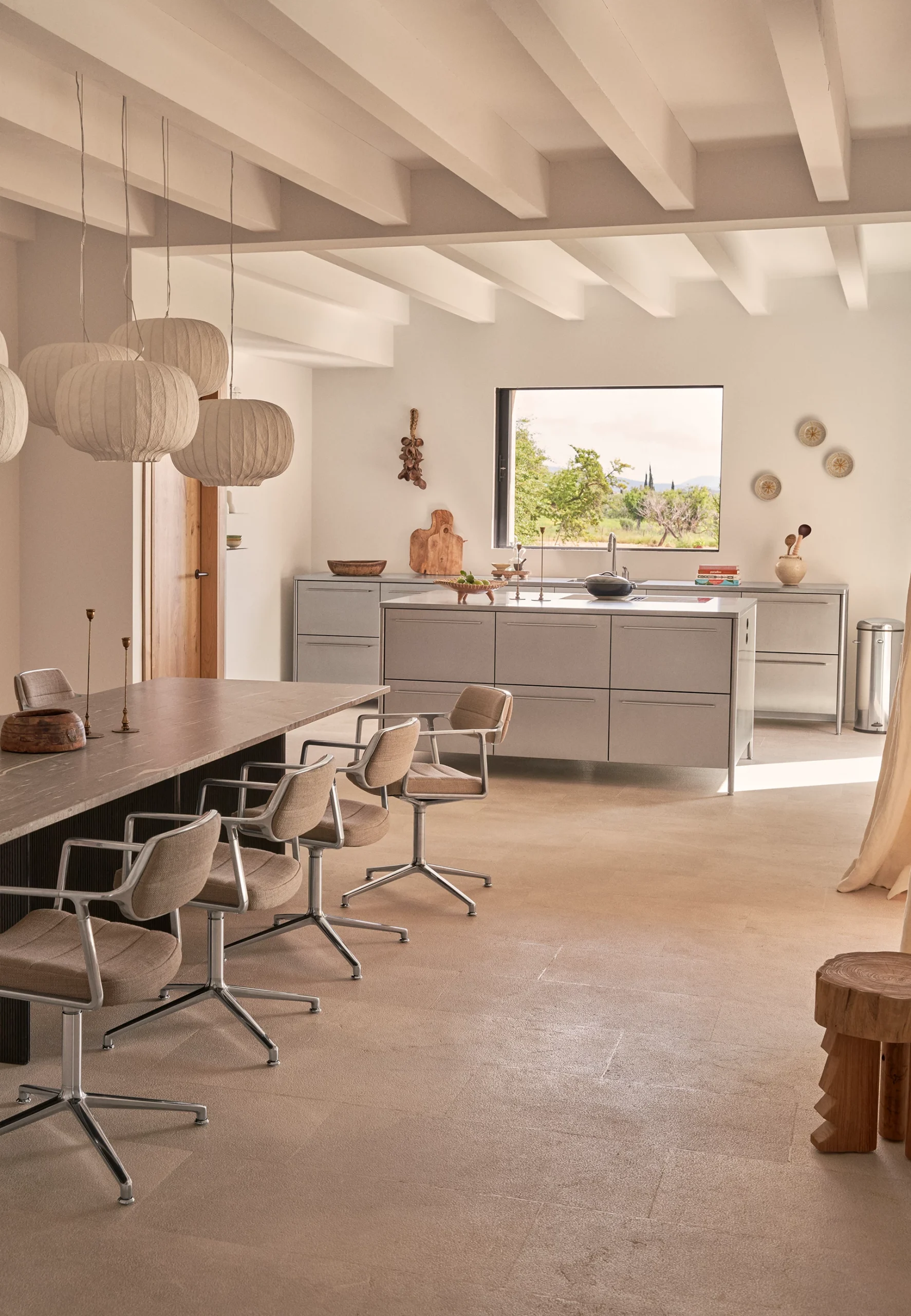 cuisine ouverte et salle à manger Vipp avec poutres décoration contemporaine maison en pierre Finca Selva Majorque cuisine ouverte et salle à manger Vipp avec poutres décoration contemporaine maison en pierre Finca Selva Majorque