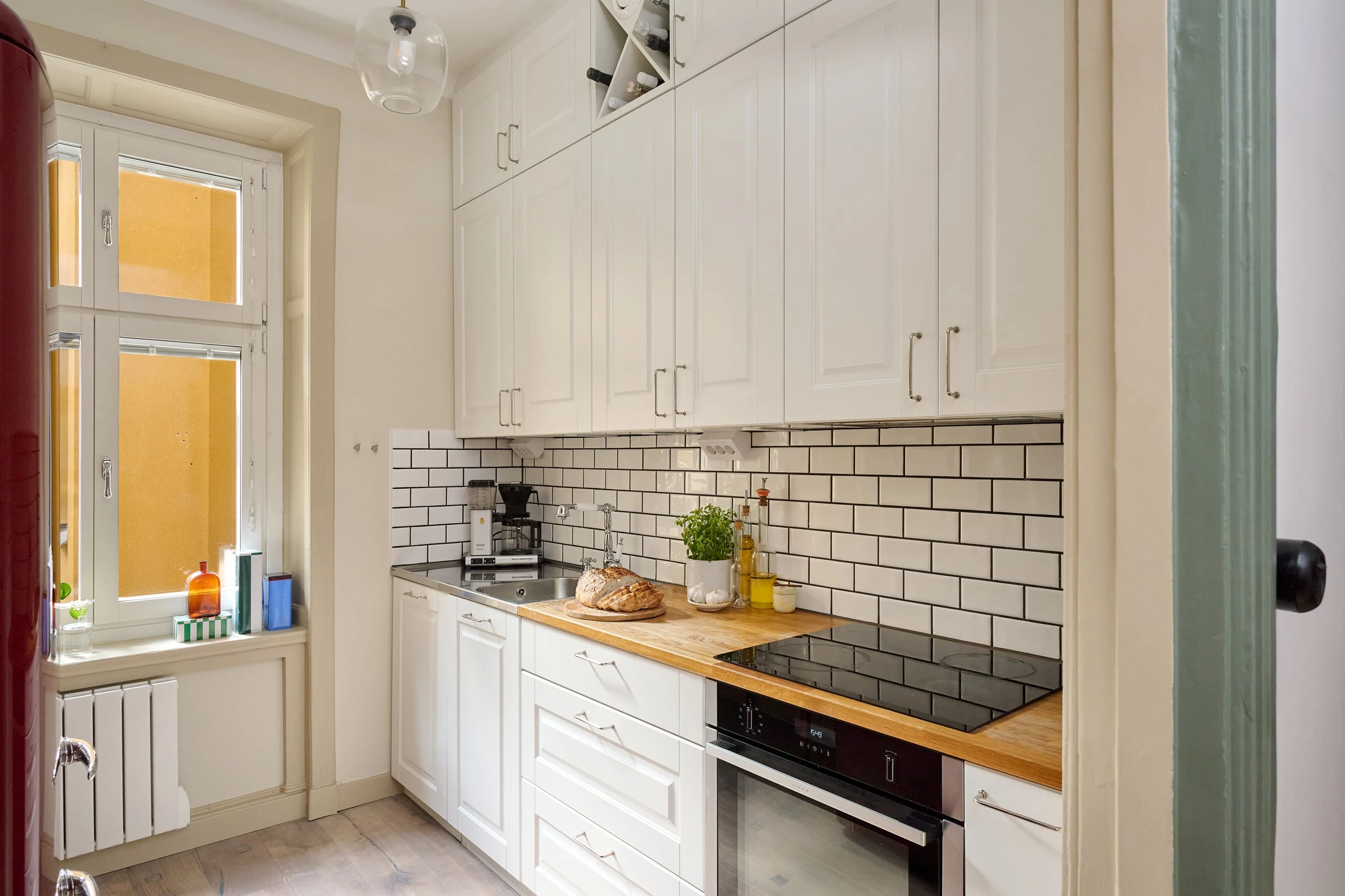 cuisine blanche et bois frigo rétro rouge deux-pièces 59m2 décoration scandinave cuisine blanche et bois frigo rétro rouge deux-pièces 59m2 décoration scandinave