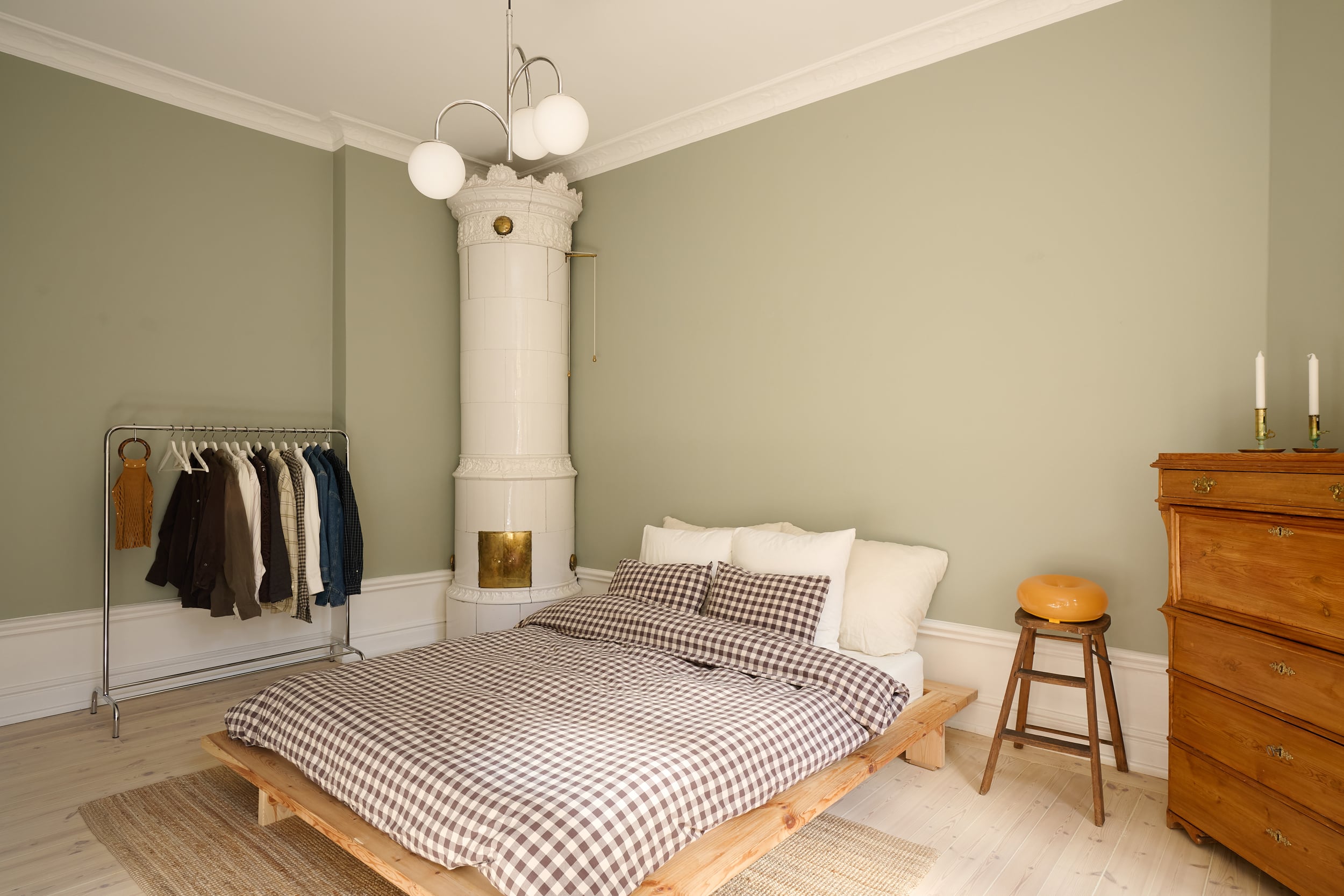 chambre verte avec poêle ancien deux-pièces 59m2 décoration scandinave chambre verte avec poêle ancien deux-pièces 59m2 décoration scandinave