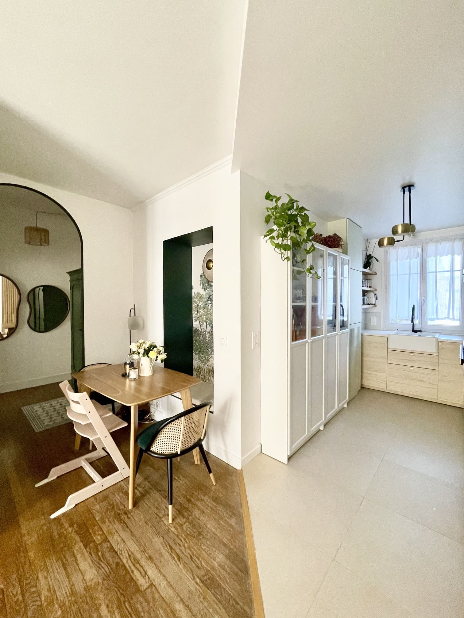 salle à manger et cuisine ouverte appartement de 55m2 près de Paris décoration contemporaine Photo : © Charlotte Gille