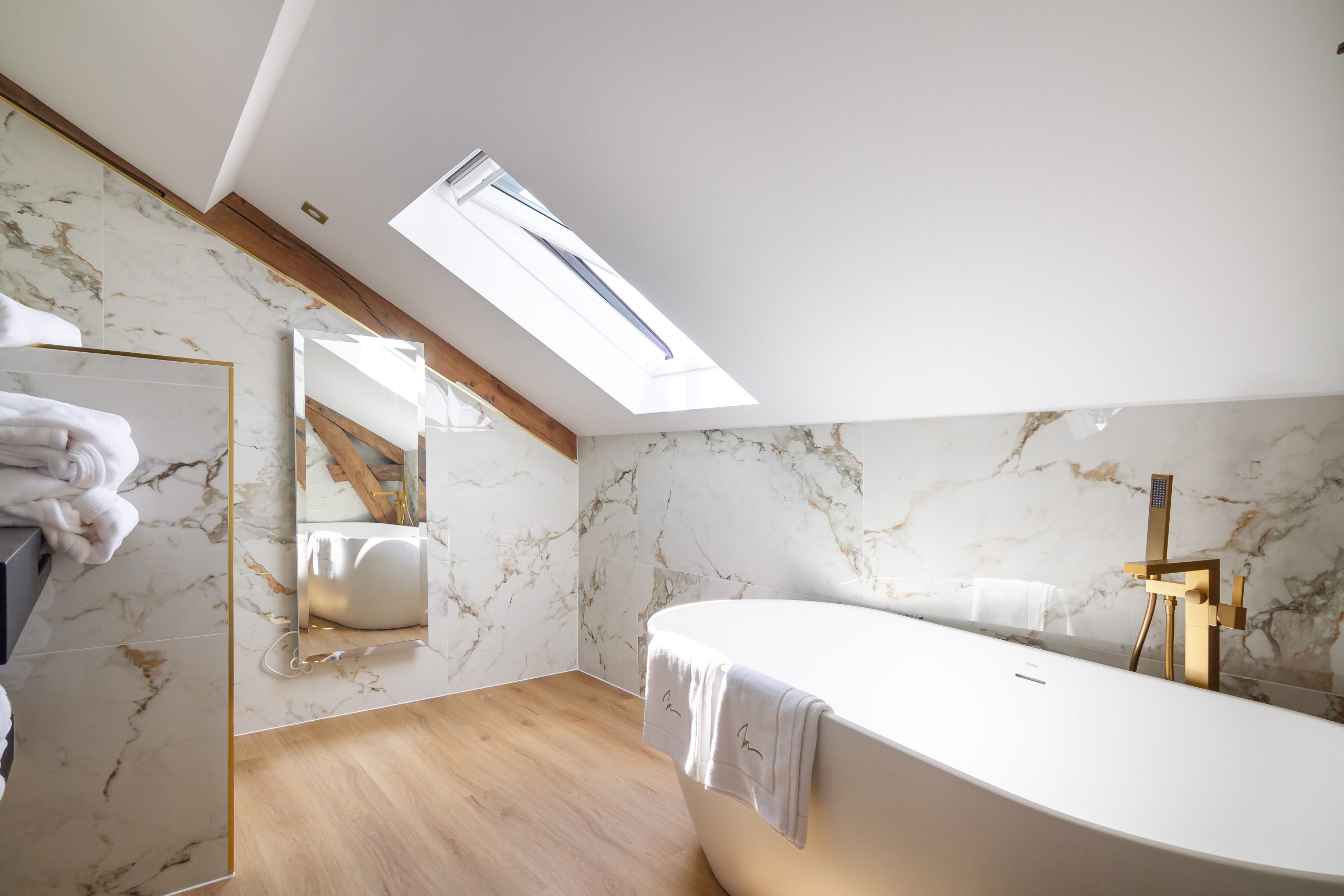 salle de bain contemporaine marbre blanc et doré Château de Maraval Périgord noir France salle de bain contemporaine marbre blanc et doré Château de Maraval Périgord noir France