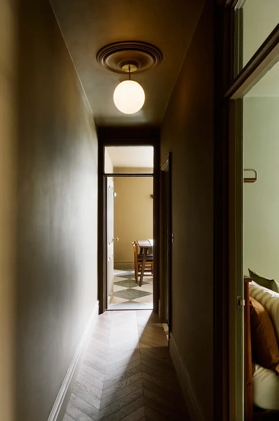 couloir kaki style color drenching appartement londonien dans maison édouardienne couloir kaki style color drenching appartement londonien dans maison édouardienne