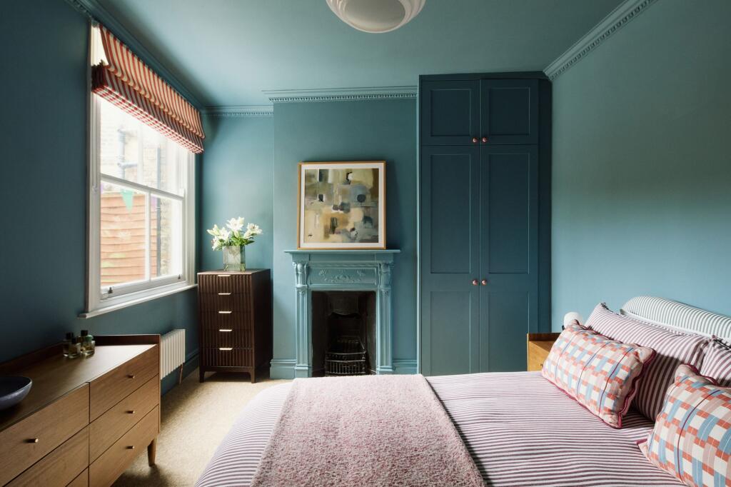 chambre bleue avec cheminée décoration vintage style color drenching appartement londonien dans maison édouardienne chambre bleue avec cheminée décoration vintage style color drenching appartement londonien dans maison édouardienne