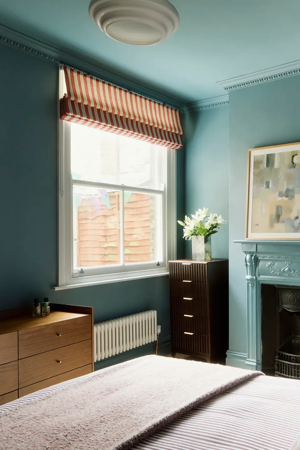 chambre bleue avec cheminée décoration vintage style color drenching appartement londonien dans maison édouardienne chambre bleue avec cheminée décoration vintage style color drenching appartement londonien dans maison édouardienne