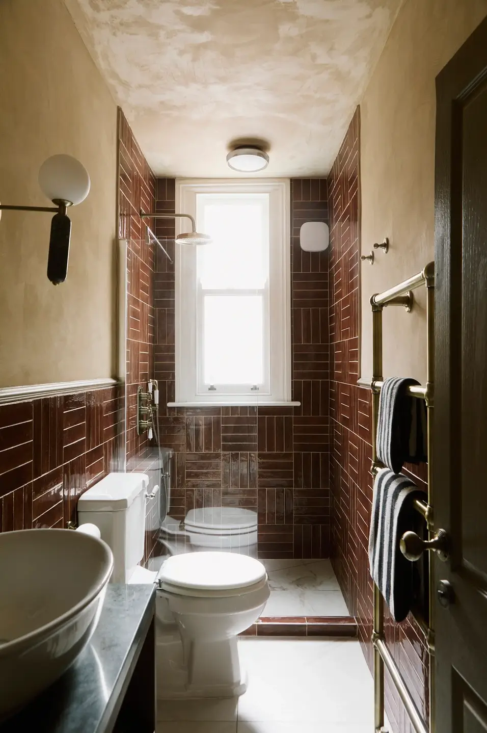 salle de bain murs enduits décoration vintage style color drenching appartement londonien dans maison édouardienne salle de bain murs enduits décoration vintage style color drenching appartement londonien dans maison édouardienne