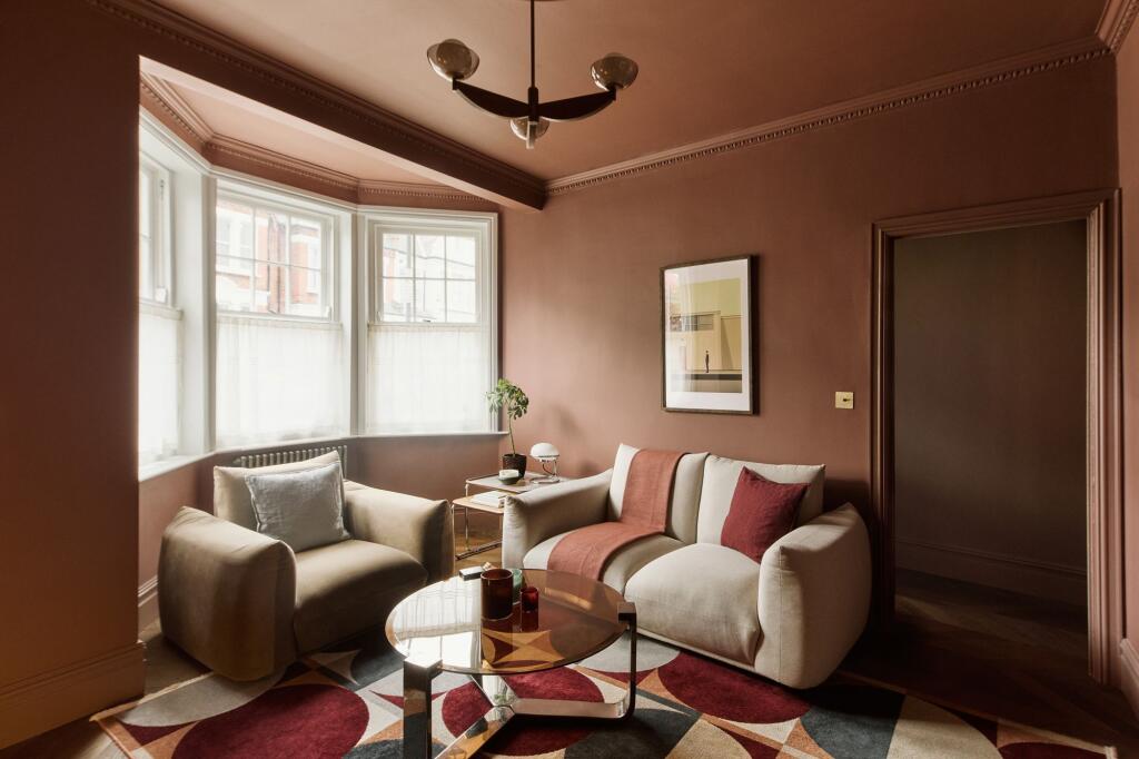 salon décoration vintage style color drenching appartement londonien dans maison édouardienne salon décoration vintage style color drenching appartement londonien dans maison édouardienne