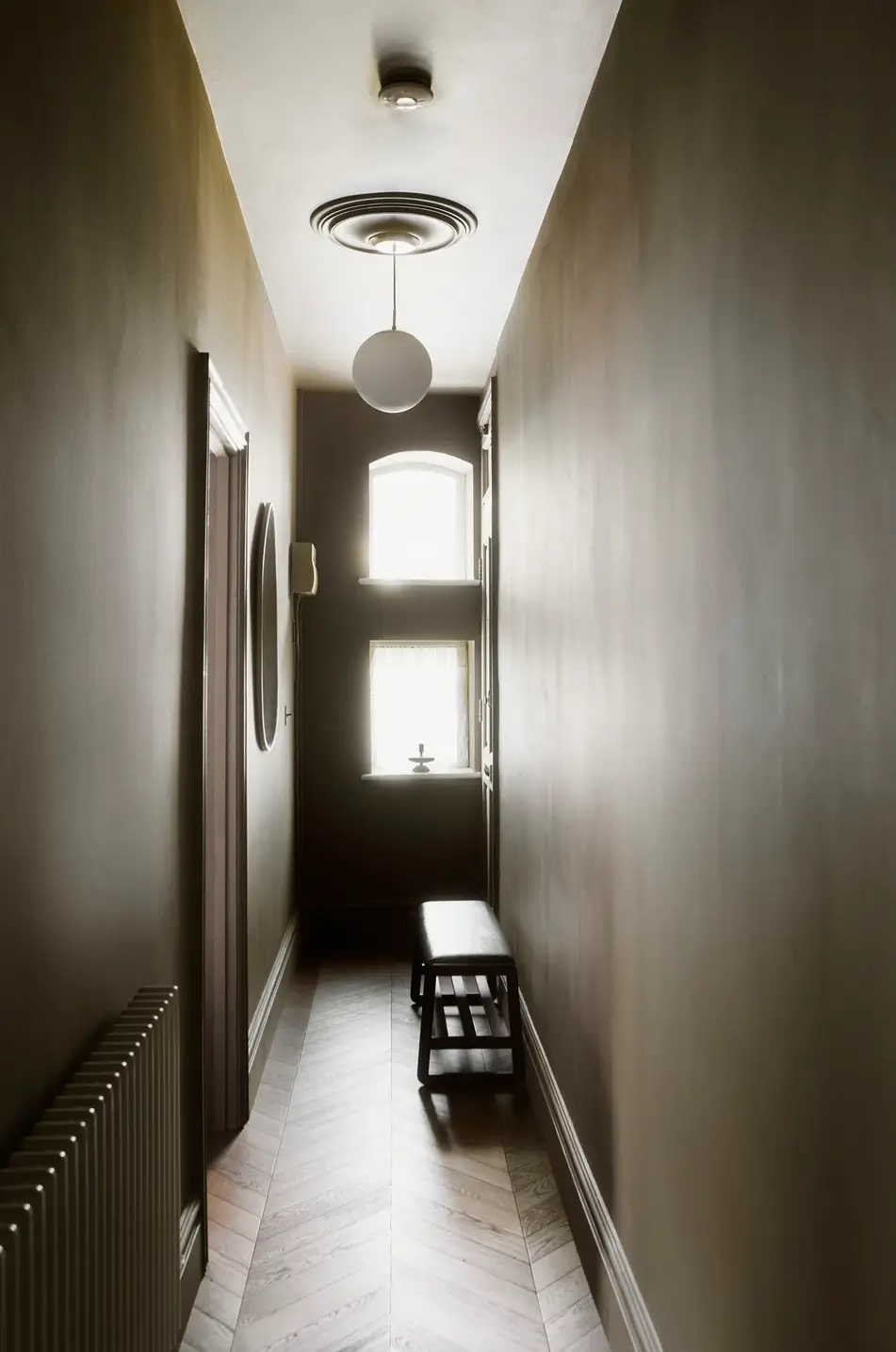 couloir kaki style color drenching appartement londonien dans maison édouardienne couloir kaki style color drenching appartement londonien dans maison édouardienne