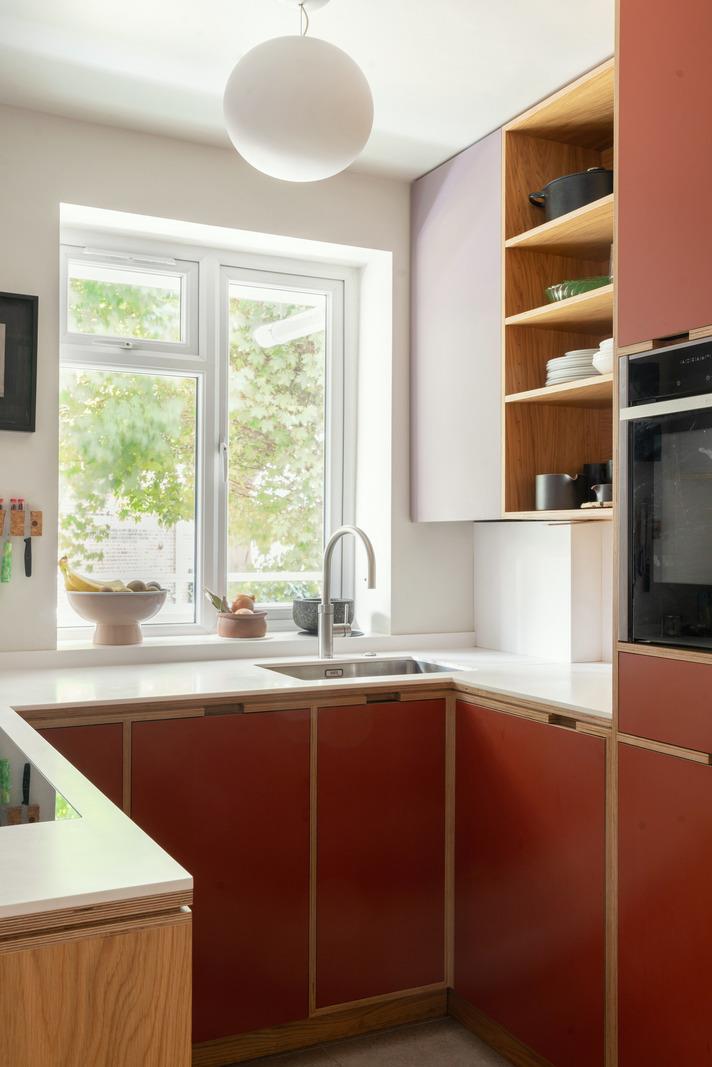 cuisine terracotta et lilas appartement mid-century décoration contemporaine Londres cuisine terracotta et lilas appartement mid-century décoration contemporaine Londres