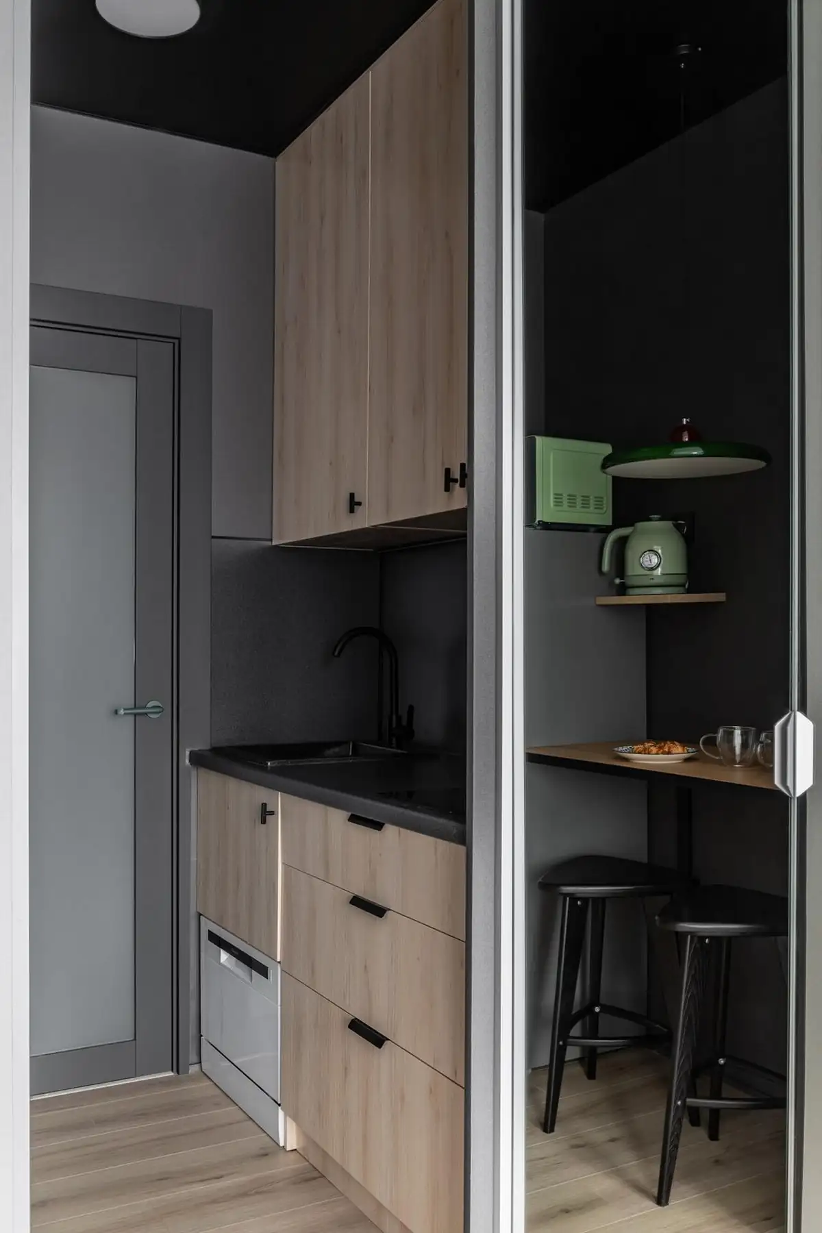 petite cuisine noire mini appartement de 16m2 décoration contemporaine petite cuisine noire mini appartement de 16m2 décoration contemporaine
