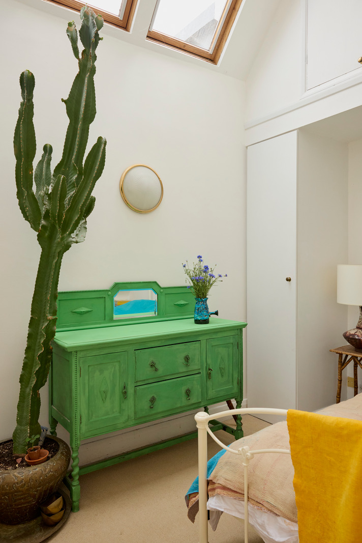 chambre mansardée avec velux avec plantes décoration vintage maison dans ancienne école victorienne Londres