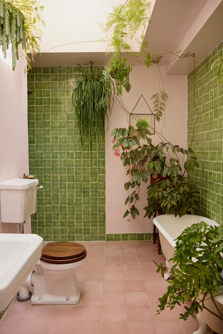 salle de bain verte et rose avec plantes décoration vintage maison dans ancienne école victorienne Londres