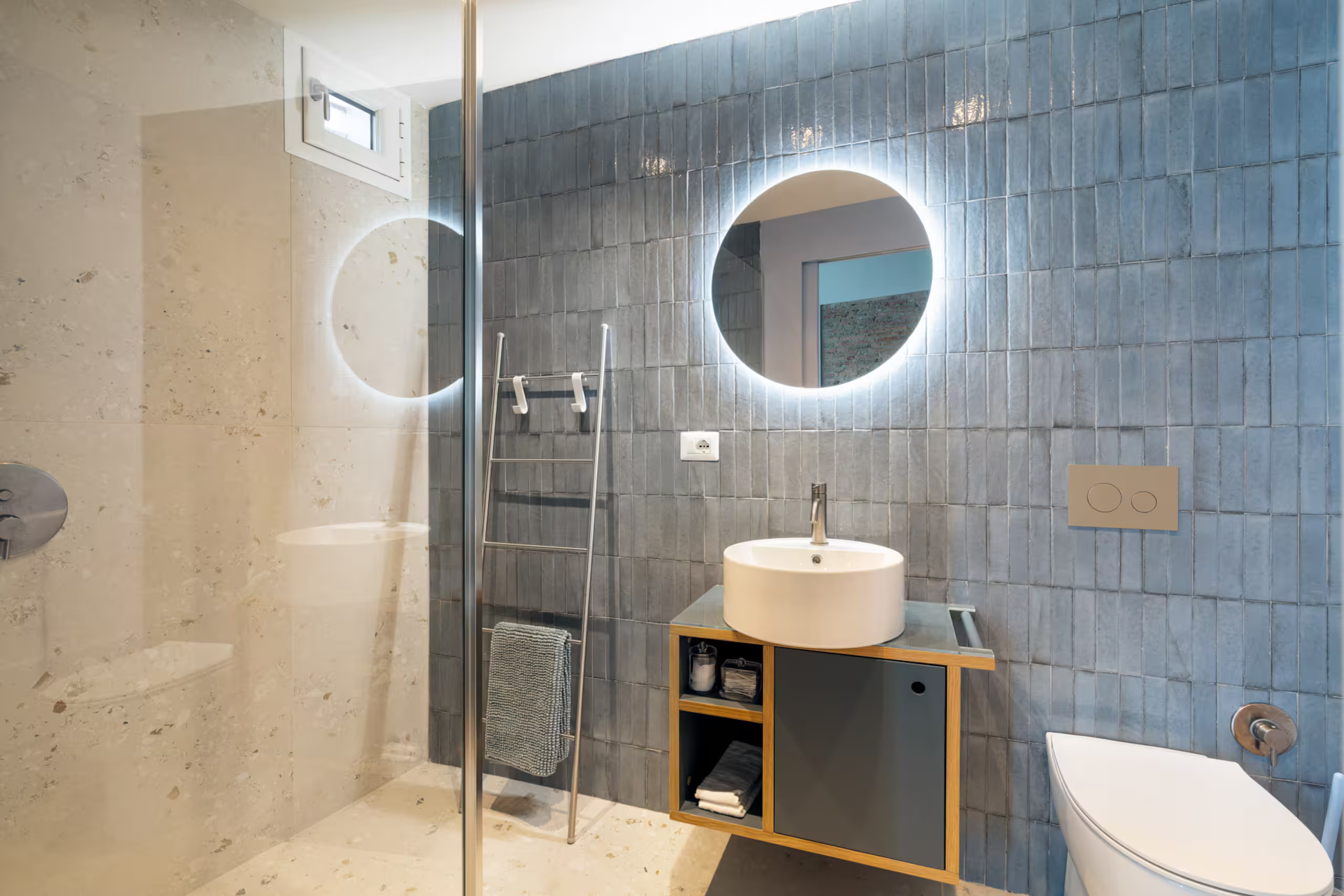 salle de bain bleue appartement à Naples rénovation design salle de bain bleue appartement à Naples rénovation design
