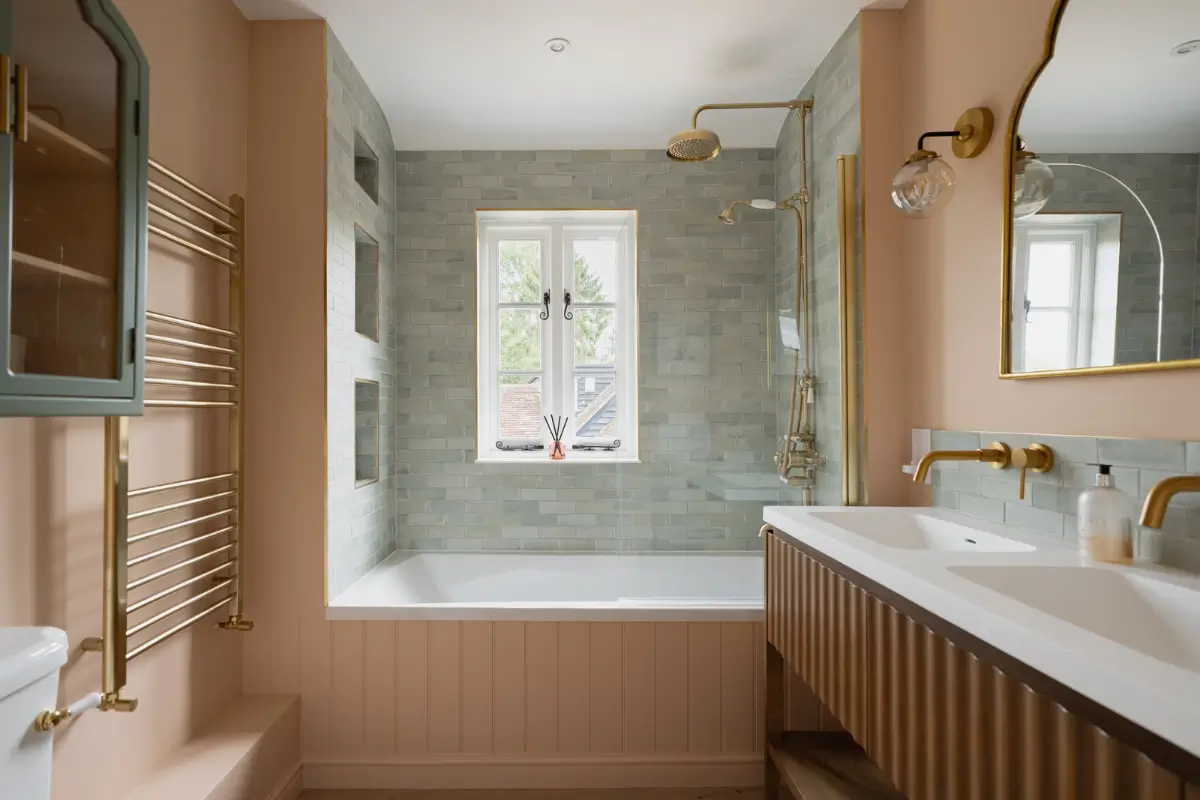 salle de bain verte et rose maison du 16e siècle Angleterre salle de bain verte et rose maison du 16e siècle Angleterre
