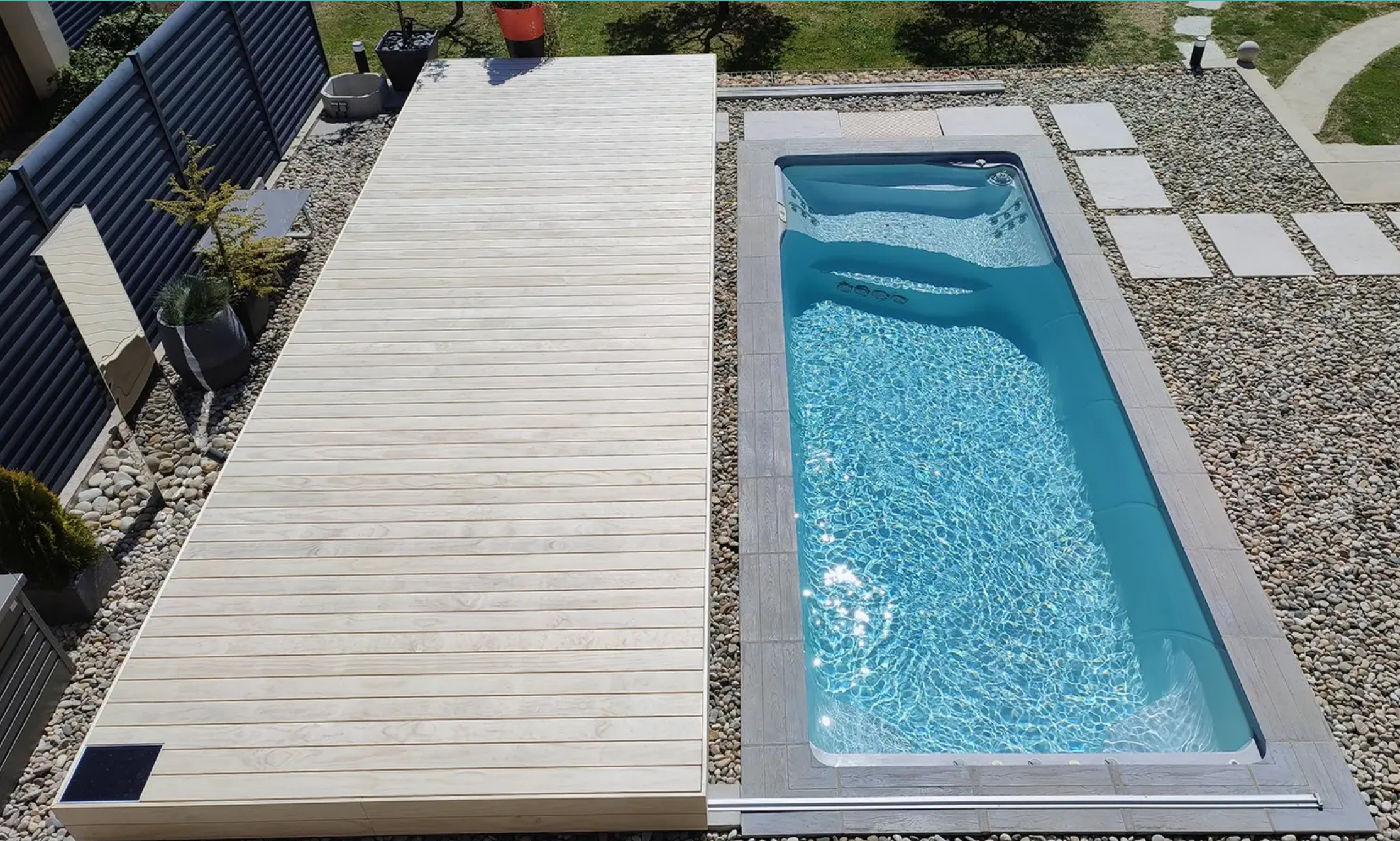 couloir de nage avec terrasse coulissante