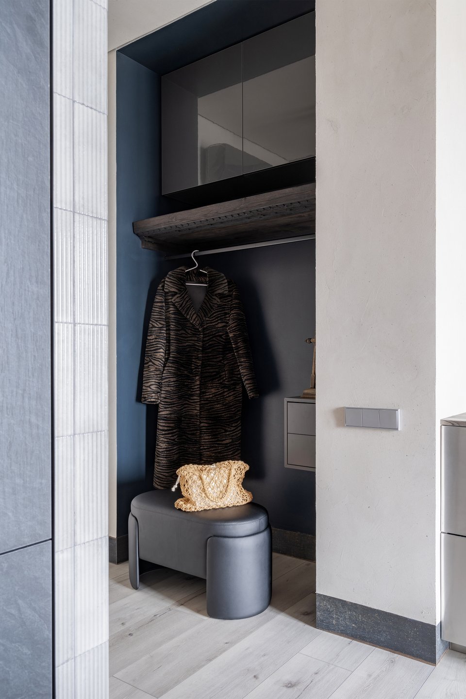 entrée avec dressing ouvert deux-pièces 41m2 décoration contemporaine entrée avec dressing ouvert deux-pièces 41m2 décoration contemporaine