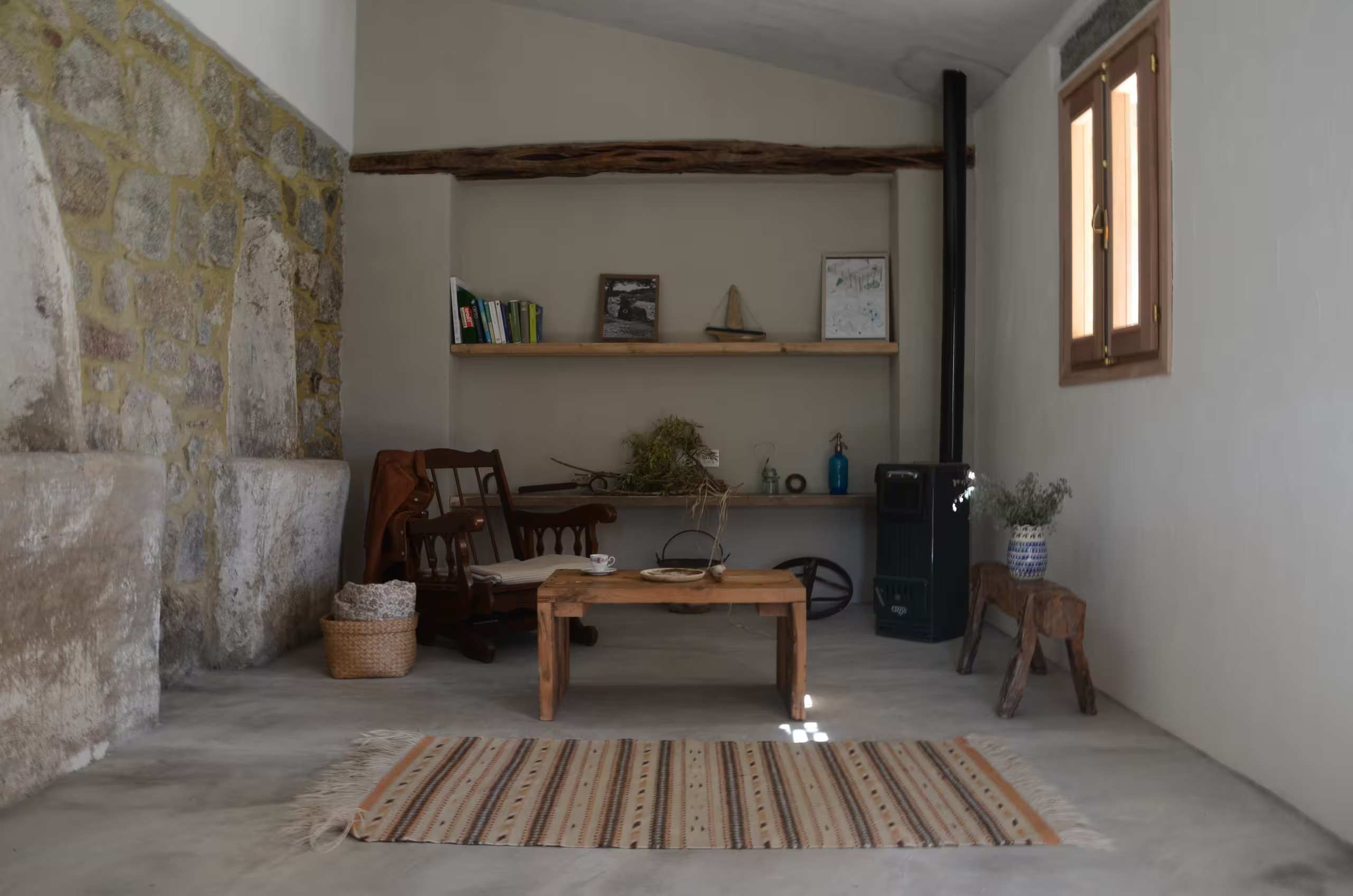 salon avec poêle décoration authentique et rustique maison ancienne en Sardaigne