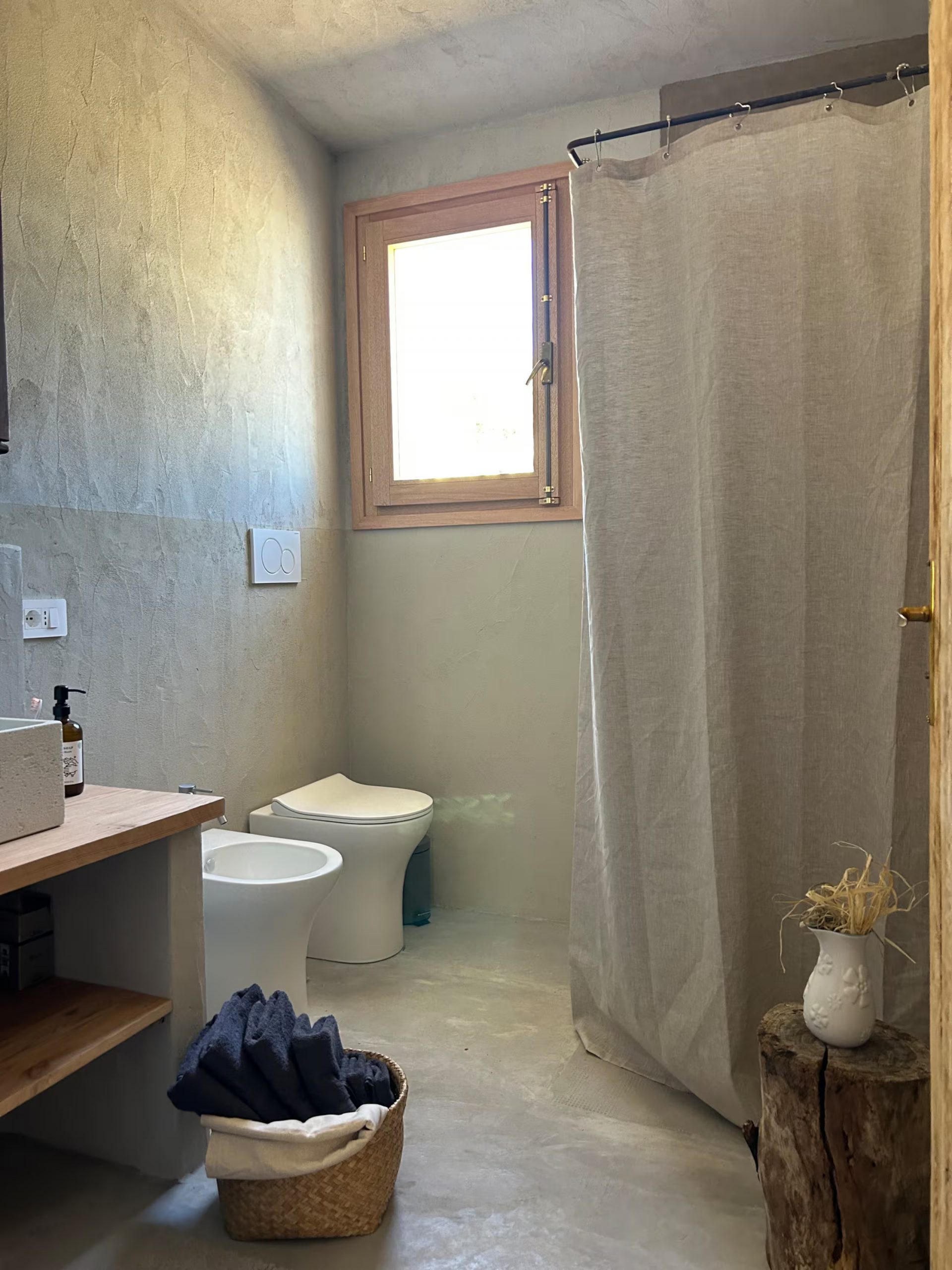 salle de bain décoration rustique maison ancienne en Sardaigne