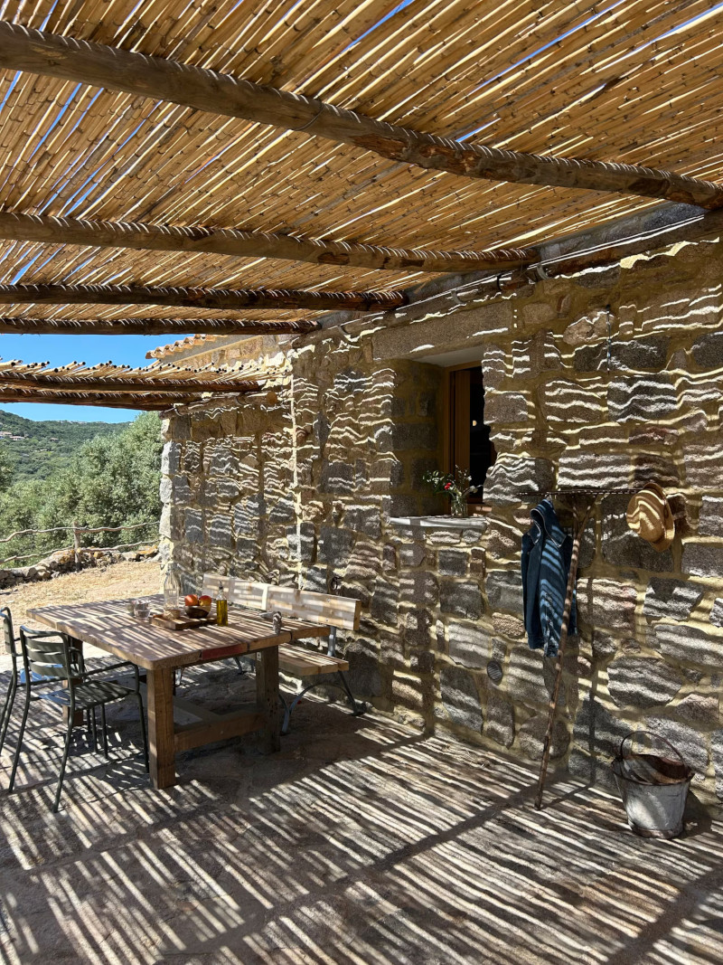 terrasse avec pergola maison ancienne en Sardaigne