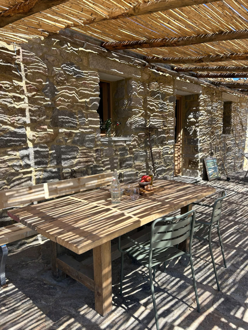 terrasse avec pergola maison ancienne en Sardaigne