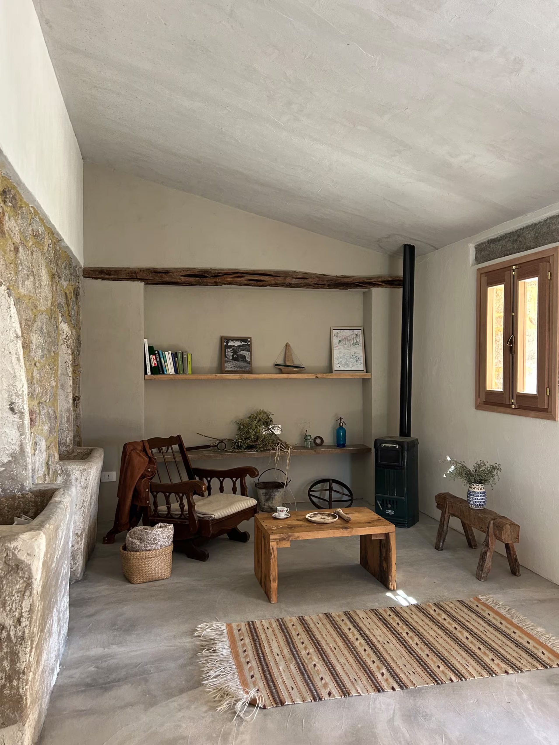 salon avec poêle décoration authentique et rustique maison ancienne en Sardaigne