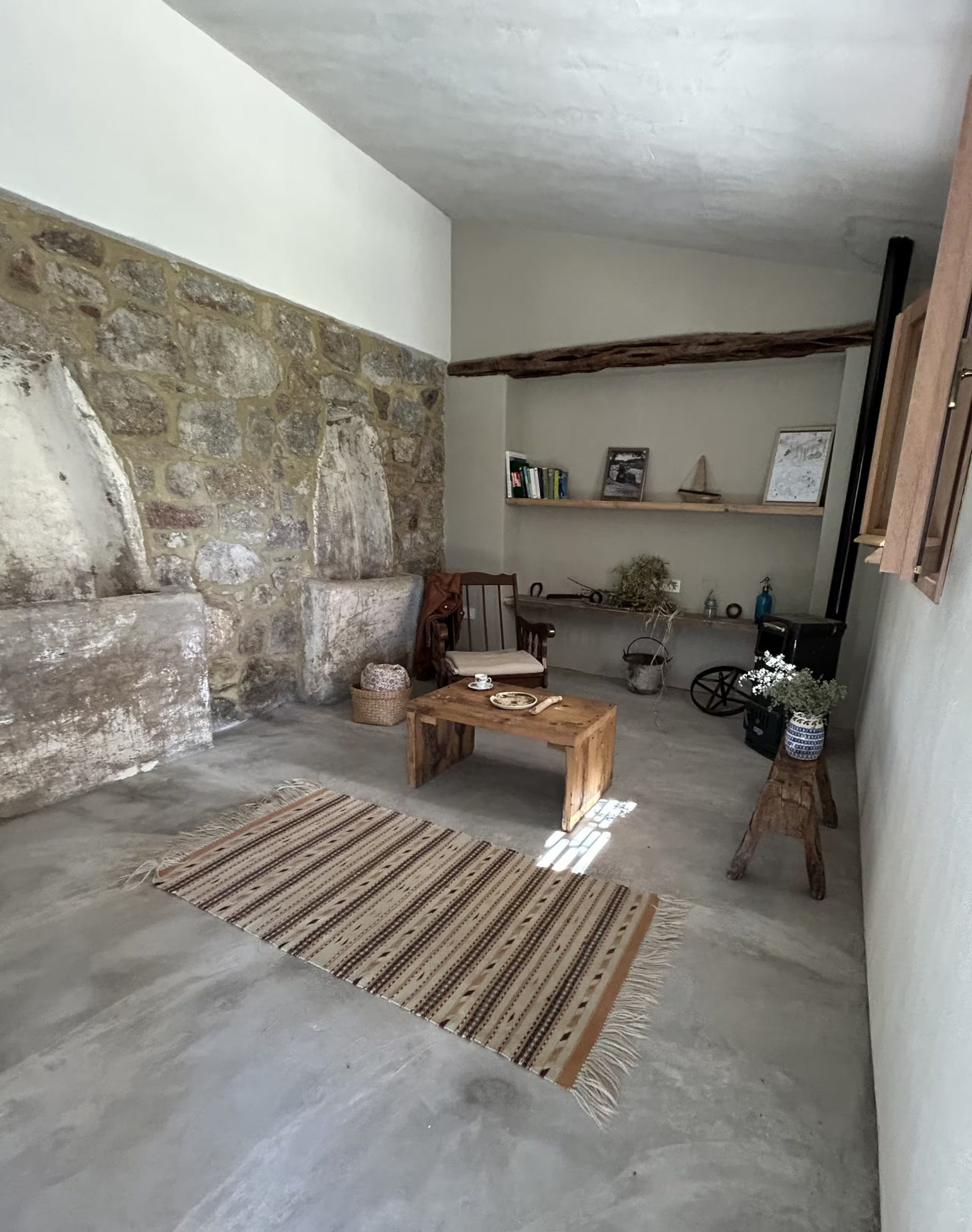 salon avec poêle décoration authentique et rustique maison ancienne en Sardaigne